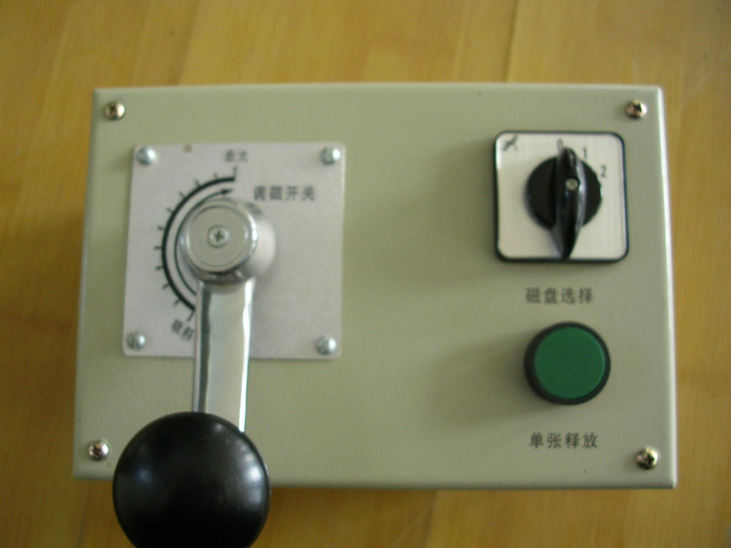 操作臺(tái)（調(diào)磁開關(guān)、分控開關(guān)和勵(lì)磁指示燈