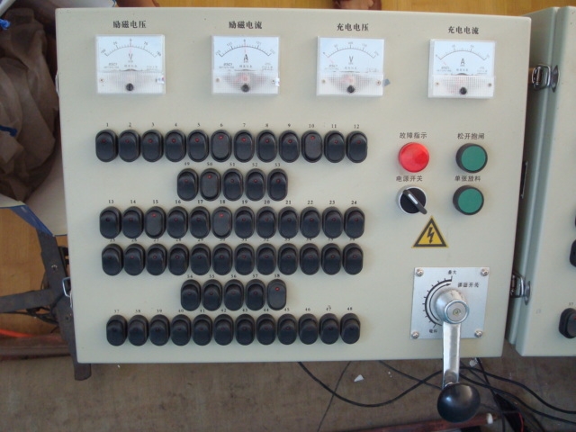 操作臺（儀表、分控開關(guān)、調(diào)磁開關(guān)、單張釋放按鈕、抱閘按鈕、故障指示）